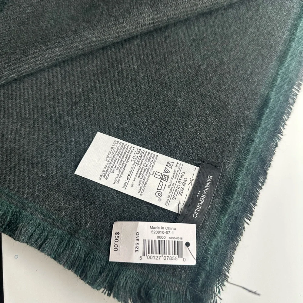NWT Banana Republic Luxury Unisex Forest Green Wrap $50 - Picture 1 of 4